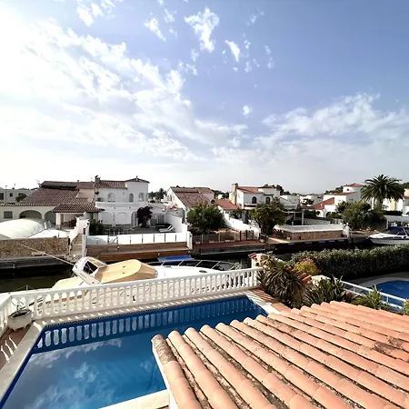 Creus Dos Apartment *