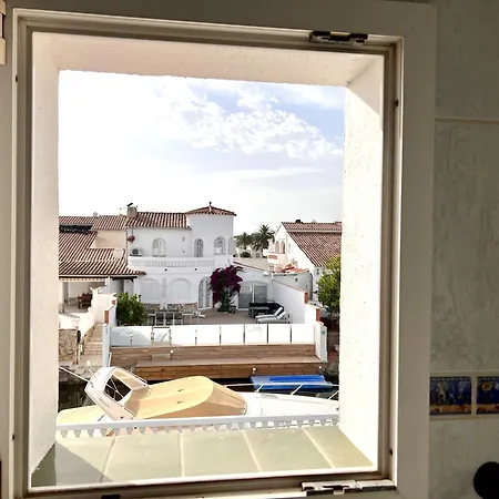 Creus Dos דירה אמפוריבראבה